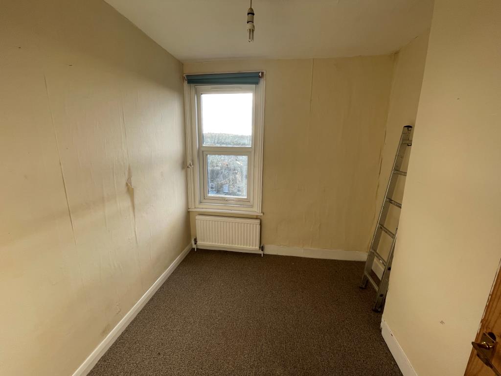 Lot: 47 - THREE-BEDROOM END-TERRACE FOR IMPROVEMENT - Bedroom